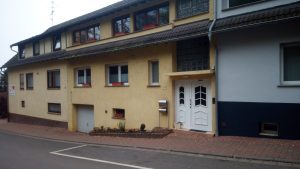 Bauwerksinstandsetzung, Beschichtung, Betonsanierung, Rissinjektion, Sandstrahlung, Korrosionsschutz, Brückenkonstruktion, WHG §19, Carbon-Kohlefaser-Lamellen, Stahlverstärkung, Trockenlegung, Brandschadensanierung. Peper & Oss UG ist Ihr kompetenter Ansprechpartner für die Instandsetzung und Beschichtung von Bauwerken und Betonflächen in Mainz und der Umgebung. Ihr Spezialist für Betoninstandsetzung und -beschichtung in Mainz und Umgebung. Ihr erfahrener Partner für Betonsanierung und Oberflächenschutz in Mainz. Professionelle Bauwerksinstandsetzung und Beschichtungsdienstleistungen in Mainz und Umgebung. Zuverlässige Lösungen für Betonreparatur und Oberflächenbeschichtung in Main.