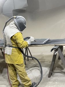 Bauwerksinstandsetzung, Beschichtung, Betonsanierung, Rissinjektion, Sandstrahlung, Korrosionsschutz, Brückenkonstruktion, WHG §19, Carbon-Kohlefaser-Lamellen, Stahlverstärkung, Trockenlegung, Brandschadensanierung. Peper & Oss UG ist Ihr kompetenter Ansprechpartner für die Instandsetzung und Beschichtung von Bauwerken und Betonflächen in Mainz und der Umgebung. Ihr Spezialist für Betoninstandsetzung und -beschichtung in Mainz und Umgebung. Ihr erfahrener Partner für Betonsanierung und Oberflächenschutz in Mainz. Professionelle Bauwerksinstandsetzung und Beschichtungsdienstleistungen in Mainz und Umgebung. Zuverlässige Lösungen für Betonreparatur und Oberflächenbeschichtung in Main.